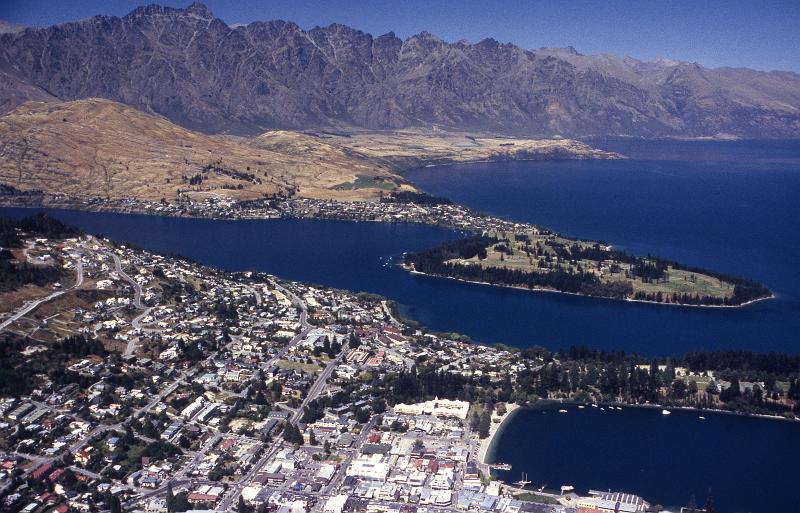 NZ2-02-Seib-1998.jpg - Queenstown at the lake Wakatipu (photo by Roland Seib)