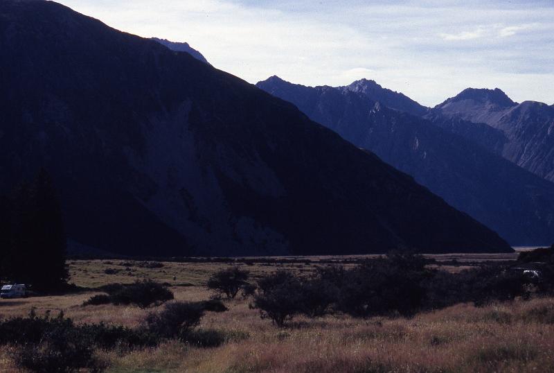NZ2-12-Seib-1998.jpg - Camping at the foot of Mount cook (photo by Roland Seib)