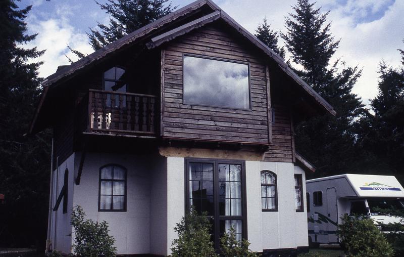 NZ2-27-Seib-1998.jpg - Break at lake Manapouri situated within the Fiordland National Park (photo by Roland Seib)