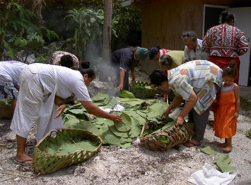 Niue-03-Thode-Arora.JPG - Covering an earth-oven with le-leaves, Makefu, Dec. 2003 (© Hilke Thode-Arora)