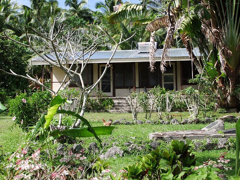 Niue-09-Thode-Arora.JPG - House with grave in the front yard, Avatele, July 2010 (© Hilke Thode-Arora)
