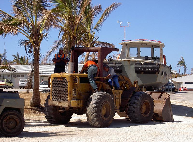 Niue-10-Thode-Arora.JPG - Men at work, Jan. 2004 (© Hilke Thode-Arora)