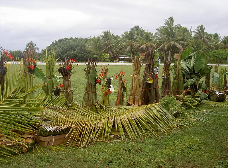 Niue-14-Thode-Arora.JPG - Taro, bananas, covered food boxes and baskets and eatable fruit bats set up for Thanksgiving (Fakaaue Ta)(© Hilke Thode-Arora)