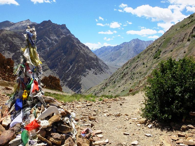 Northindia-67-Wagner-2015.jpg - Pass mark by prayer flags (photo by Jason Wagner)