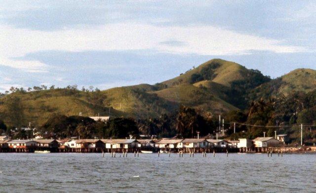 HistPOM-38-1963.jpg - Hanuabada village 1963 (source: http://www.pngaa.net/Photo_Gallery/PortMoresby/photo20.html; accessed: 6.2.2013)