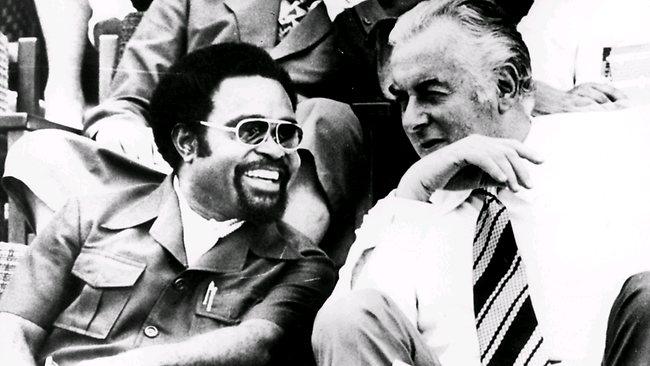 HistPOM-53a-1975.jpg - Founding father PNG Prime Minister Michael Somare with Australian Prime Minister Gough Whitlam at the flag raising ceremony of Papua New Guinea's independence, 16 September 1975 (source: http://resources3.news.com.au/images/2011/09/06/1226130/955711-michael-somare.jpg; accessed: 16.2.2013)