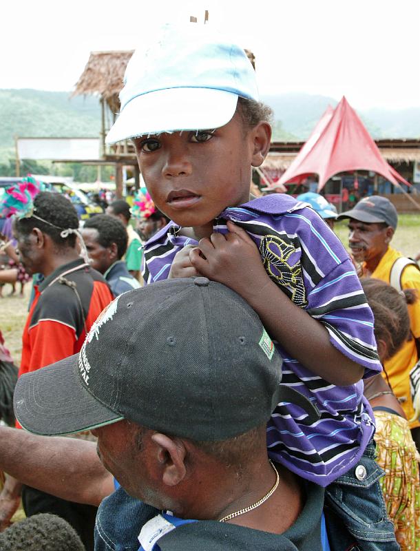 PNG2-26-Seib-2012.jpg - Local visitors (Photo by Roland Seib)