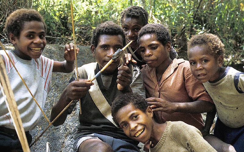 PNG3-10-Seib-1987.jpg - Hunting kids 1987 (Photo by Roland Seib)