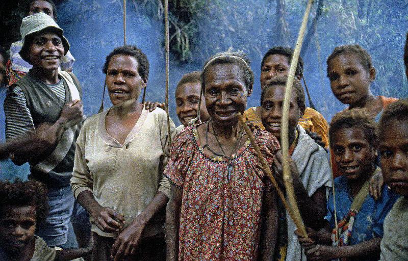 PNG3-11-Seib-1987.jpg - Village people 1987 (Photo by Roland Seib)