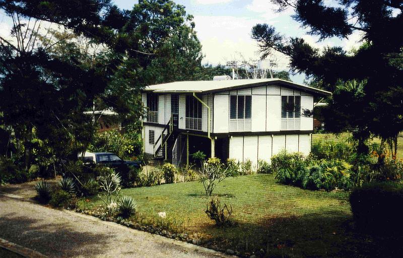 PNG3-28-Seib-1998.jpg - House on the campus (Photo by Roland Seib)