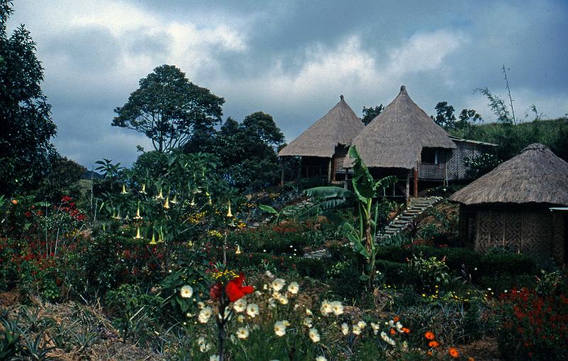 PNG3-65-Seib-1996.jpg - Resort Haus Poroman outside of Mount Hagen 1996 (Photo by Roland Seib)
