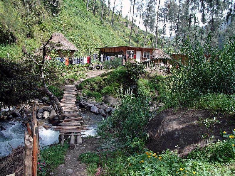 PNG3-86-Seib-2012.jpg - Way to the accomodations of the teachers (Photo by Roland Seib)