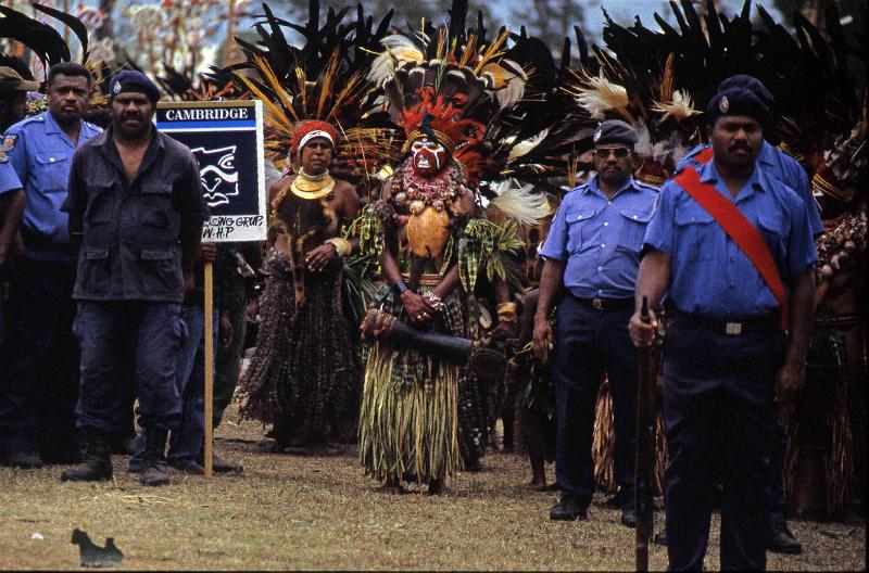 PNG4-04-Seib-1998.jpg - Waiting for the Head of State 1999 (Photo by Roland Seib)