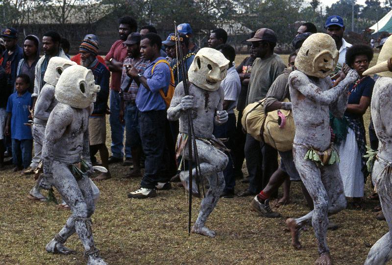 PNG4-06-Seib-1997.jpg - Asaro Mudmen (Photo by Roland Seib)