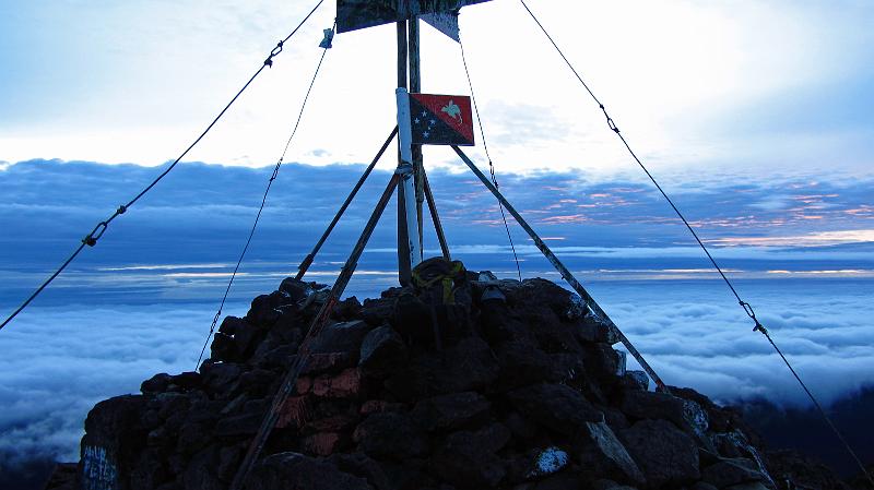 PNG5-01-Schoenherr-2012.jpg - Summit of Mount Wilhelm (German: Wilhelmsberg), the highest mountain in Papua New Guinea at 4,509 metres, at the intersection of the three provinces Simbu (or Chimbu), Western Highlands and Madang (Photo by Till Schönherr)