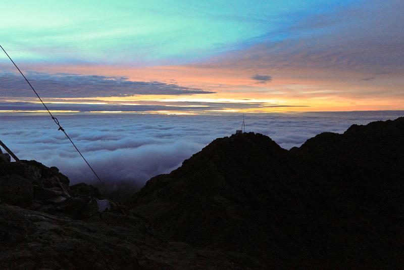PNG5-02-Schoenherr-2012.jpg - Sunrise at the peak (Photo by Till Schönherr)