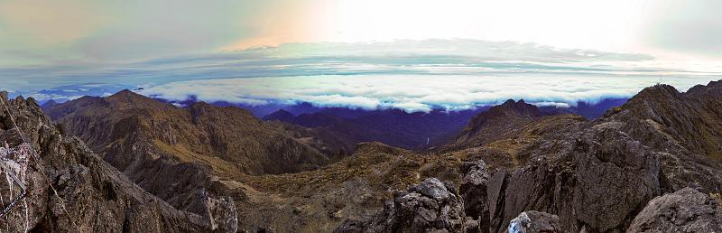 PNG5-04-Schoenherr-2012.jpg - Panorama view from the summit (Photo by Till Schönherr)
