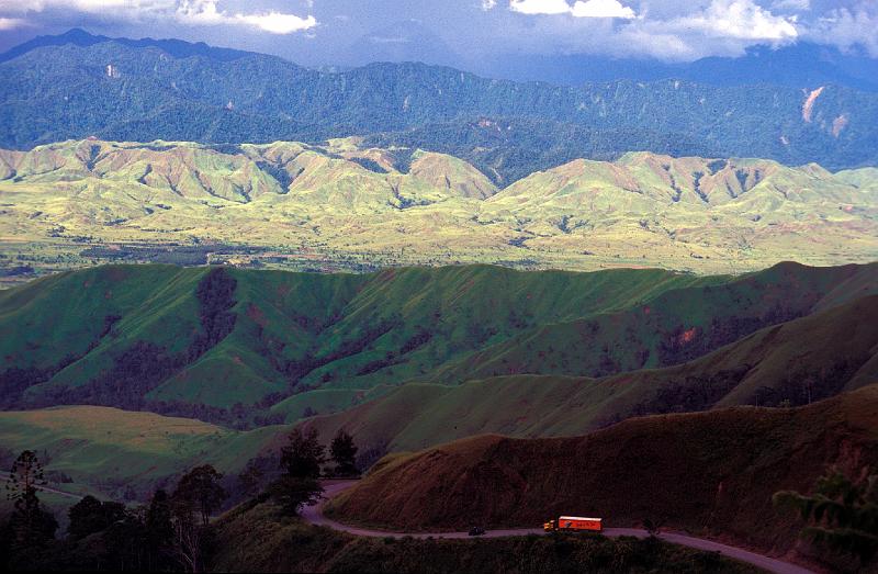 PNG6-001-Seib-1997.jpg - Ramu (left) and Markham Valley (right), view from the Highlands (Photo by Roland Seib)
