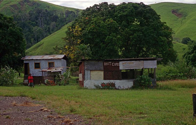 PNG6-002-Seib-1999.jpg - Coffee break on the Highlands Highway near Waterrais (Water Rise) in Morobe Province (Photo by Roland Seib)