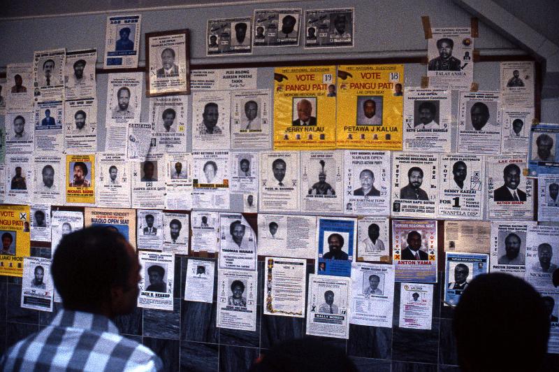 PNG6-005-Seib-1997.jpg - National elections in Lae 1997 (Photo by Roland Seib)