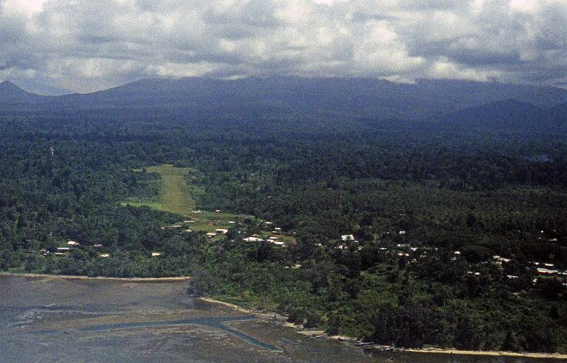 PNG6-016-Seib-1997.jpg - Approaching the island Siassi 1997 (Photo by Roland Seib)