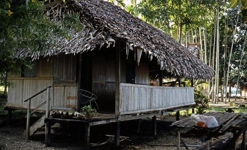 PNG6-050-Seib-1987.jpg - Low budget tourism, Madang 1987 (Photo by Roland Seib)