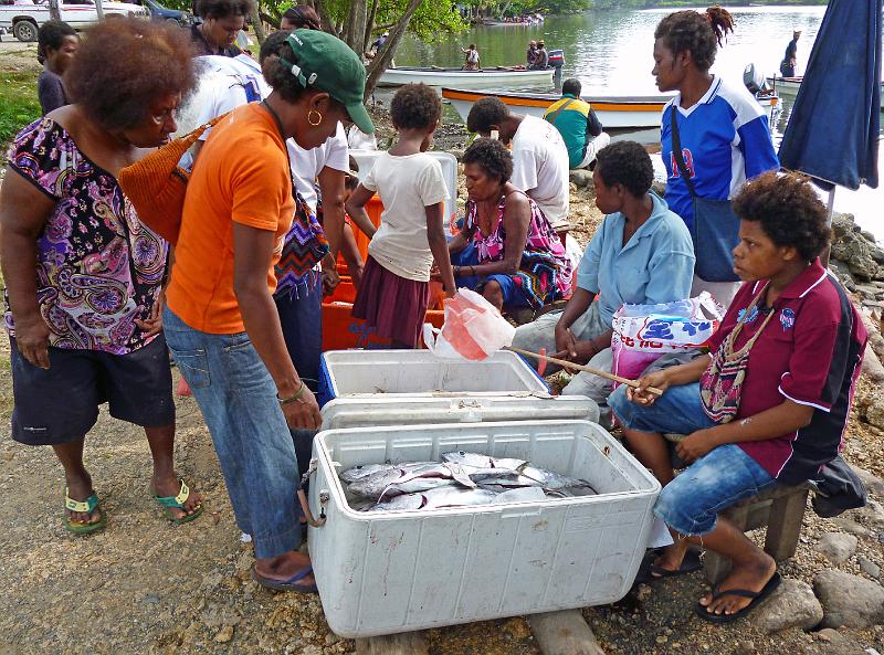 PNG6-068-Seib-2012.jpg - Fish market ibid. (Photo by Roland Seib)