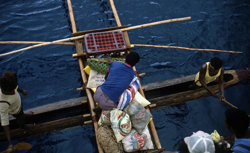 PNG6-088-Seib-1987.jpg - Stop at an island without harbour (Photo by Roland Seib)