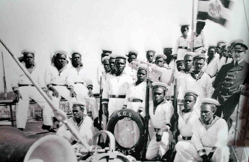 PNG7-15.jpg - Local crew of the Governor´s yacht Comet (source photo: exhibition “Tupela Poroman”, New Guinea Club & Rabaul Museum, Rabaul)(Photo by Roland Seib)