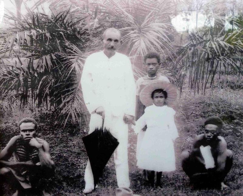PNG7-21.jpg - German/Planter with his young local wife and child (source photo: exhibition “Tupela Poroman. Old Ties and New Relationships”, East New Britain Historical and Cultural Centre, Kokopo)(Photo by Roland Seib)