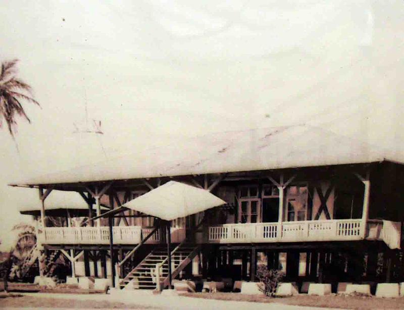 PNG7-29.jpg - Residence of the German district officer, Madang ca. 1910 (source photo: exhibition “Tupela Poroman. Old Ties and New Relationships”, East New Britain Historical and Cultural Centre, Kokopo)(Photo by Roland Seib)