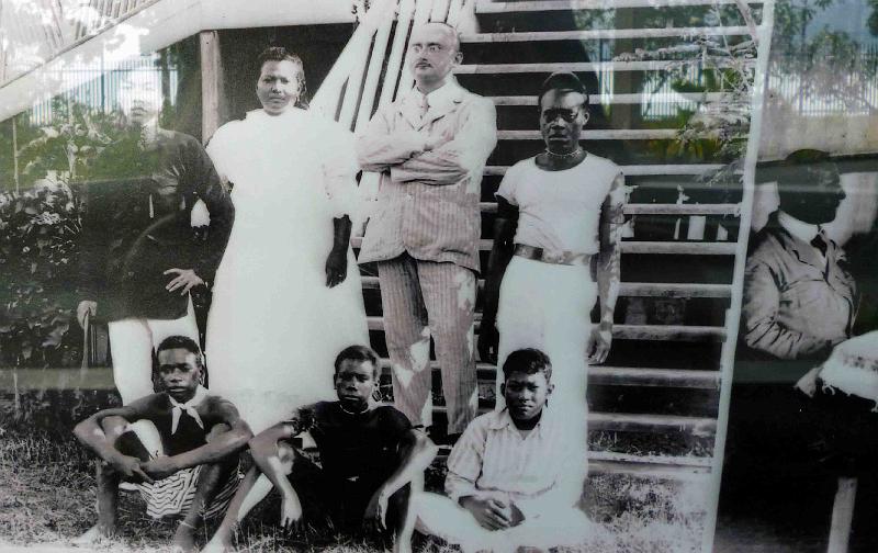 PNG7-40.jpg - German government doctor with his wife and staff (source photo: exhibition “Tupela Poroman. Old Ties and New Relationships”, East New Britain Historical and Cultural Centre, Kokopo)(Photo by Roland Seib)