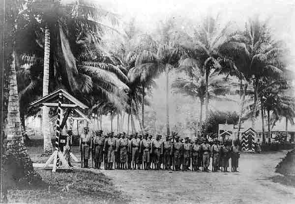 PNG7-72.jpg - Local Recruits in German New Guinea 1913 (http://en.wikipedia.org/wiki/File:Deutsch-Neuguinea-Rekruten.jpg; 12.2.2013)