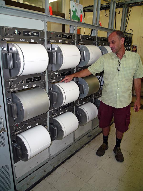 PNG8-13-Seib-2012.jpg - Steven Saunders, Geodetic Surveyor, at the Vulcanology Observatory (Photo by Roland Seib)