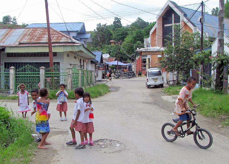 Papua1-06-Zoellner.jpg - Kids playing in front of one of the many churches in Apepura (Photo by Siegfried Zöllner)