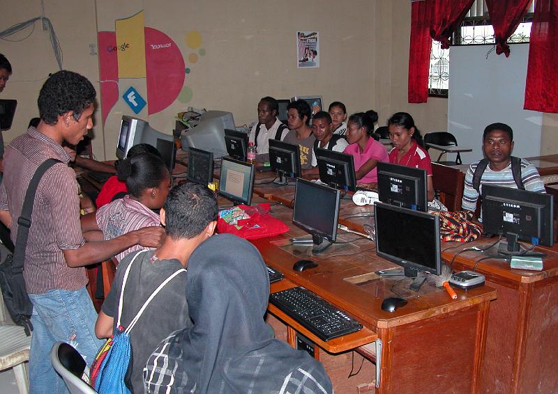 Papua1-08-Zoellner.jpg - Computer class in a private college in Abepura (2011)(Photo by Siegfried Zöllner)
