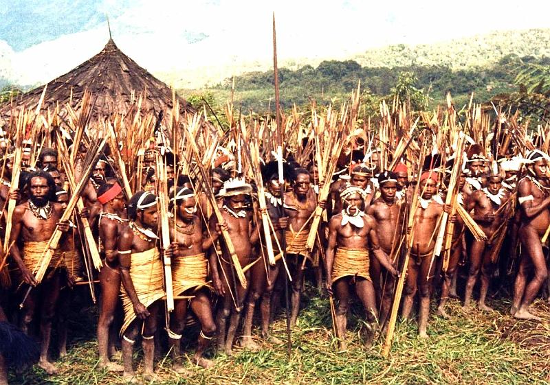 Papua1-26-Zoellner.JPG - Phalanx of Yali warriers during a peace ceremony, starting a peace dance, Tanggiyam, Yahukimo regency, Highlands (1968)(Photo by Siegfried Zöllner)