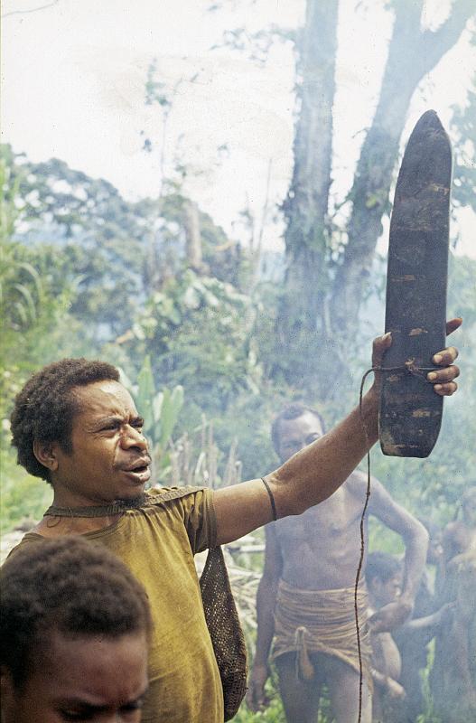 Papua1-43-Zoellner.jpg - Yali man (Homingga) presenting a sacred stone, Mimbaham, Angguruk area, Yahukimo regency, Highlands (1973)(Photo by Siegfried Zöllner)