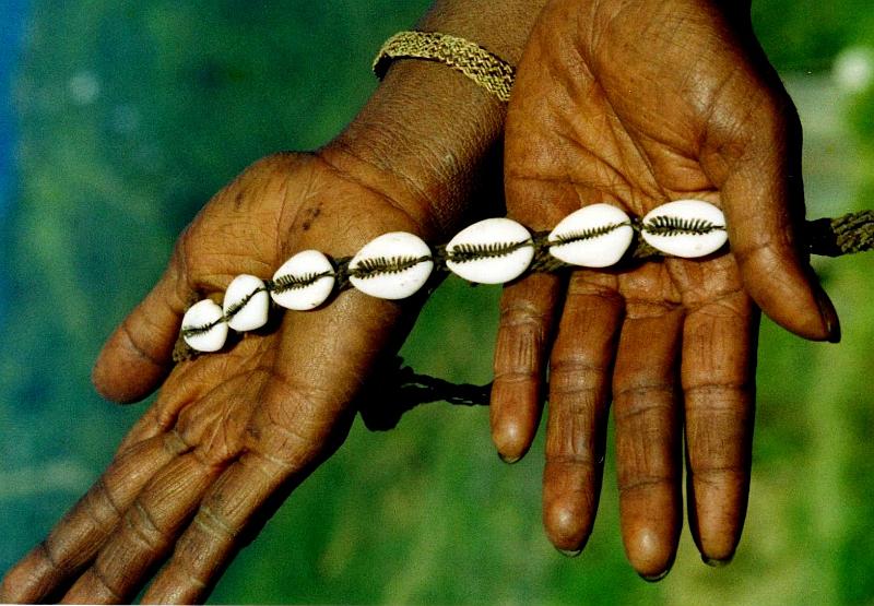 Papua1-44-Zoellner.JPG - Sacred shells, sacred because they were traded to the area generations ago, Mimbaham, Angguruk area, Yahukimo regency, Highlands (1993)(Photo by Siegfried Zöllner)