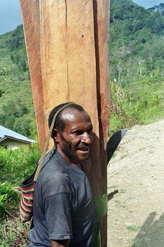 Papua1-47-Zoellner.jpg - Yali man, transporting planks, Angguruk, Yahukimo regency, Highlands (2008)(Photo by Siegfried Zöllner)