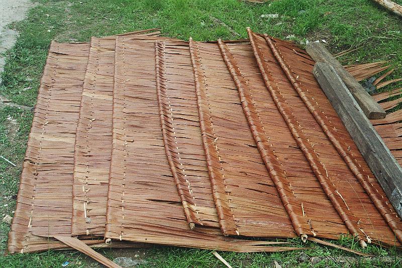 Papua1-48-Zoellner.JPG - Roof elements, sewed from sago leaves, being sold in Babo, Bintuni Regency (2004)(Photo by Siegfried Zöllner)