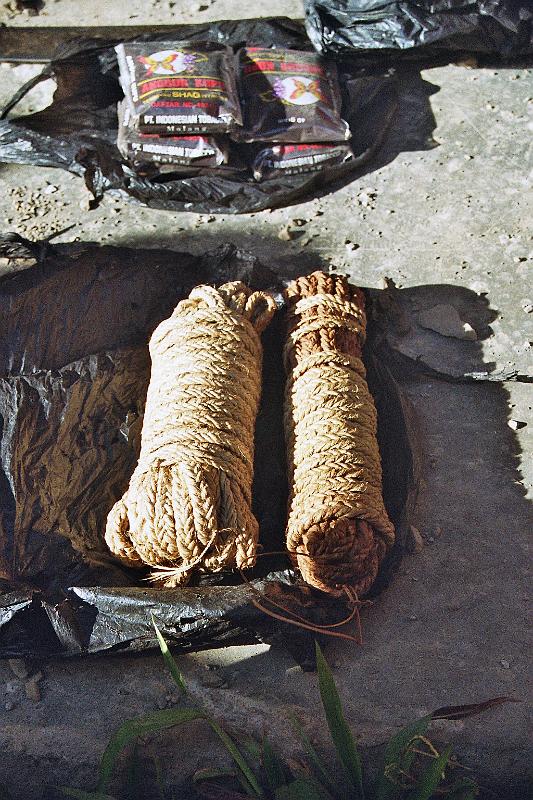 Papua1-50-Zoellner.jpg - Locally produced strings for sale on the market in Angguruk, together with local tobaco (left) and imported Indonesian tobaco (top). Angguruk, Yahukimo regency, Highlands (2008)(Photo by Siegfried Zöllner)