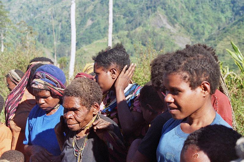 Papua1-51-Zoellner.jpg - Yali women, gathering on the market, Angguruk, Yahukimo regency, Highlands (2008)(Photo by Siegfried Zöllner)