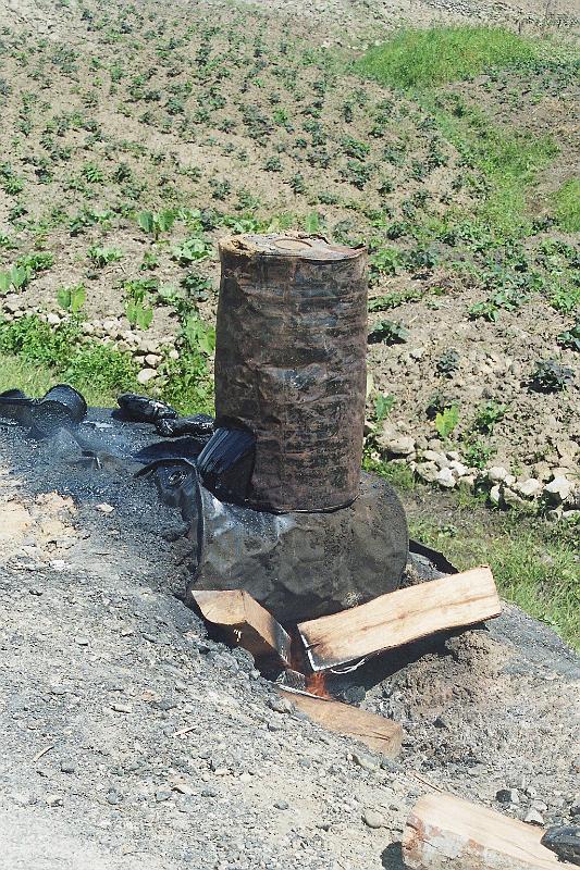 Papua1-53-Zoellner.JPG - A road gets a coke-tar surface, with tar drums heated above an open fire, Wamena, Jayawijaya regency (2008)(Photo by Siegfried Zöllner)