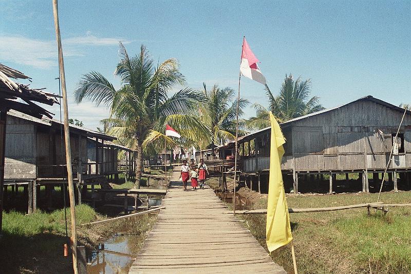 Papua1-56-Zoellner.JPG - Weriagar, a village in Bintuni bay (Photo by Siegfried Zöllner)