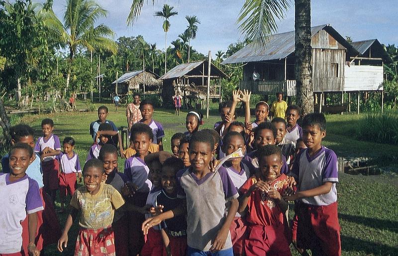 Papua1-57-Seckelmann.jpg - School children at Bagusa village, at Mamberamo River (2006)(Photo by Astrid Seckelmann)