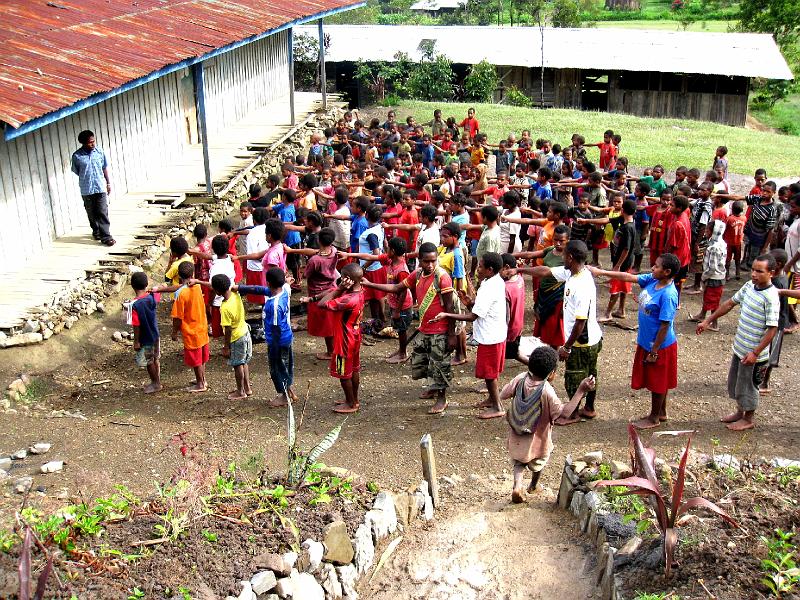 Papua1-58-Zoellner.JPG - School children lining up before entering classrooms, Angguruk, Yahukimo regency, Highlands (2008)(Photo by Siegfried Zöllner)