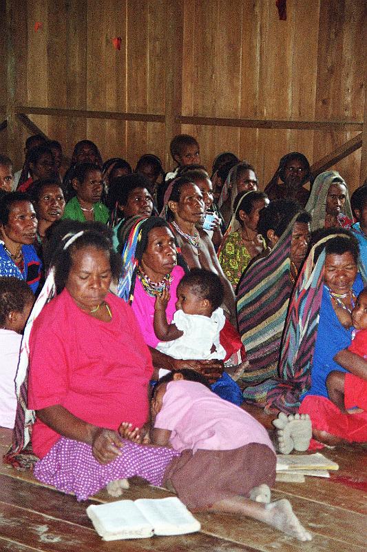 Papua1-62-Zoellner.jpg - Yali women during Sunday service in Tulpa village church, Angguruk, Yahukimo regency, Highlands (2008)(Photo by Siegfried Zöllner)