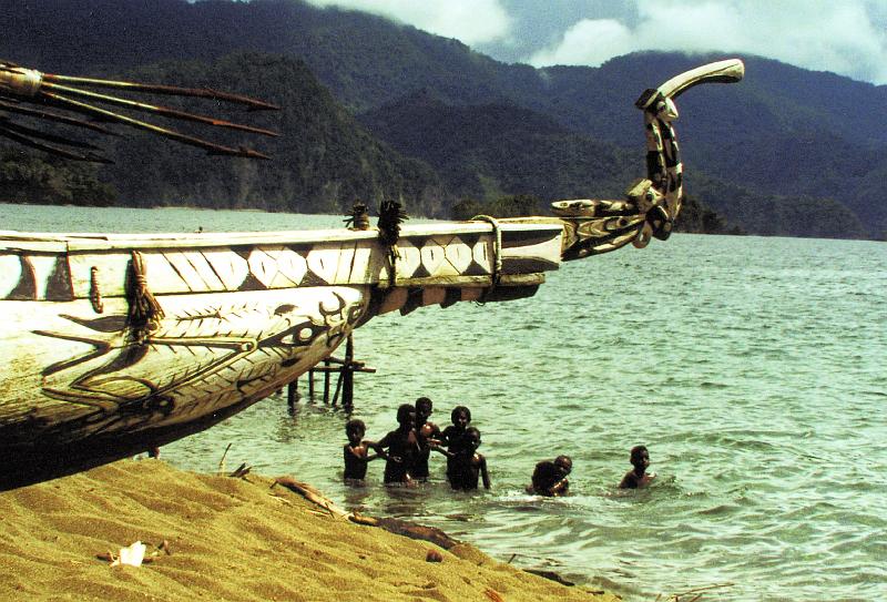 Papua1-68-Reuter.JPG - Carved front stem of a boat, Depapre, Jayapura (2003)(Photo by Klaus Reuter)