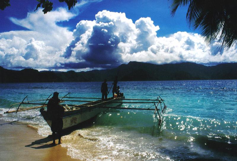 Papua1-69-Reuter.JPG - Boat with outriggers, Biak, North Coast (Photo by Klaus Reuter)